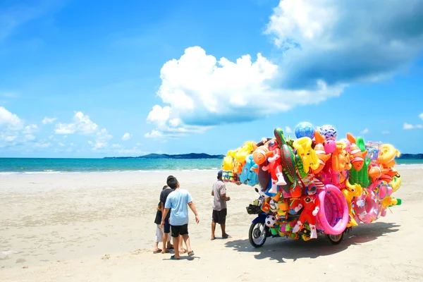Hračky obchod a dítě na pláži ve východním Thajsku. — Stock fotografie
