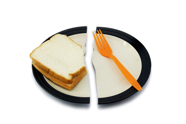 Сэндвич и вилка на разбитых тарелках для концепции диеты
.