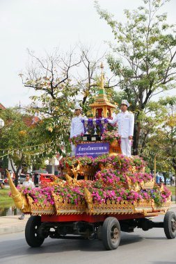 2013 'te ChiangMai Çiçek Festivali' nde Taylandlılar geçit töreninde
