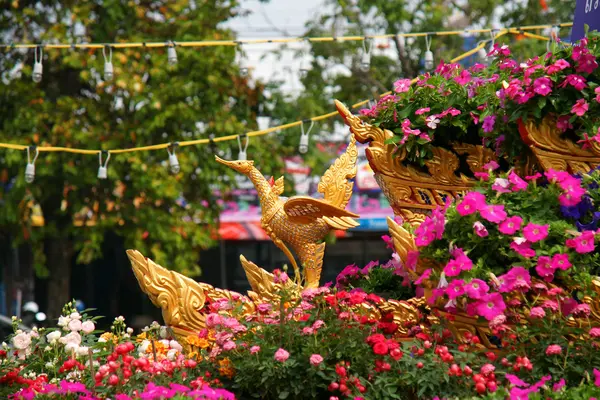 2013 'te ChiangMai Çiçek Festivali' nde Taylandlılar geçit töreninde — Stok fotoğraf