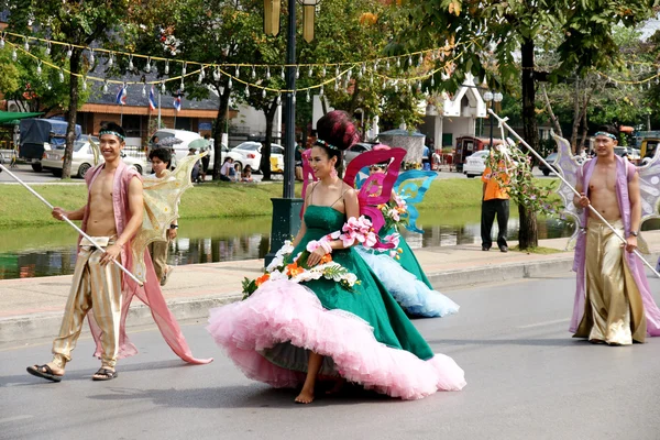 Ταϊλανδοί στην παρέλαση στο ChiangMai Flower Festival 2013 — Φωτογραφία Αρχείου
