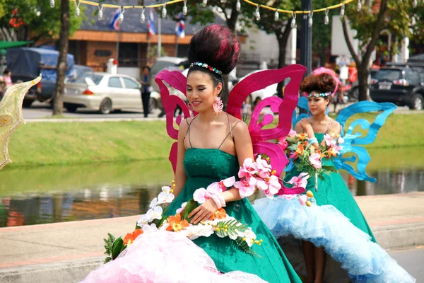 Ταϊλανδοί στην παρέλαση στο ChiangMai Flower Festival 2013 — Φωτογραφία Αρχείου
