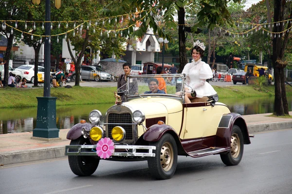 Thailändare på paraden i ChiangMai Flower Festival 2013 — Stockfoto