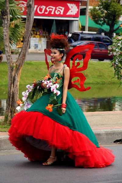 치앙마이 꽃 축제 2013의 퍼레이드에 태국 사람들 — 스톡 사진