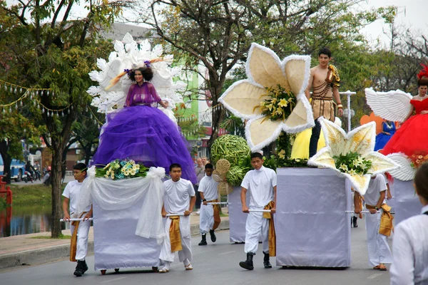 Thai people on the parade in ChiangMai Flower Festival 2013 — Foto Stock