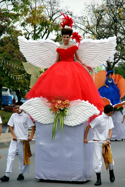 Tajlandczycy na paradzie w ChiangMai Flower Festival 2013 — Zdjęcie stockowe