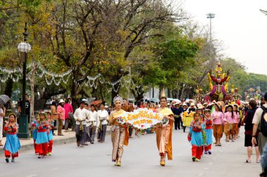 2013 'te ChiangMai Çiçek Festivali' nde Taylandlılar geçit töreninde