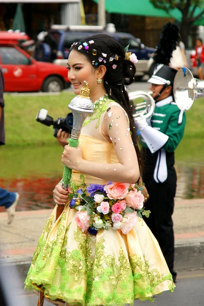 Gente tailandesa en el desfile en ChiangMai Flower Festival 2013 — Foto de Stock