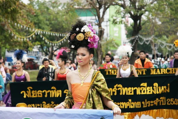 치앙마이 꽃 축제 2013의 퍼레이드에 태국 사람들 — 스톡 사진