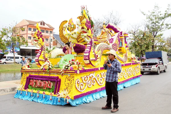 Gente tailandesa en el desfile en ChiangMai Flower Festival 2013 —  Fotos de Stock
