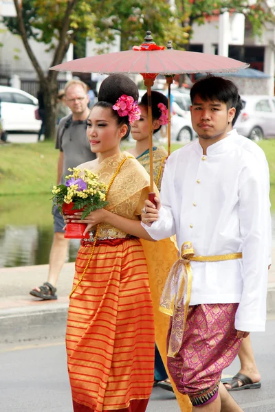 Gente tailandesa en el desfile en ChiangMai Flower Festival 2013 — Foto de Stock