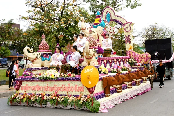 Gente tailandesa en el desfile en ChiangMai Flower Festival 2013 —  Fotos de Stock