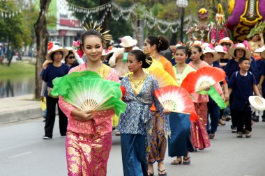 2013 'te ChiangMai Çiçek Festivali' nde Taylandlılar geçit töreninde