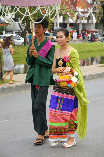 Peuple thaïlandais sur le défilé à ChiangMai Flower Festival 2013 — Photo