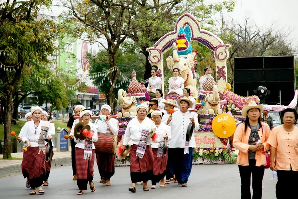 Thaise mensen op de parade in ChiangMai Flower Festival 2013 — Stockfoto