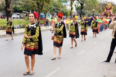 2013 'te ChiangMai Çiçek Festivali' nde Taylandlılar geçit töreninde