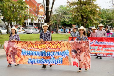 2013 'te ChiangMai Çiçek Festivali' nde Taylandlılar geçit töreninde