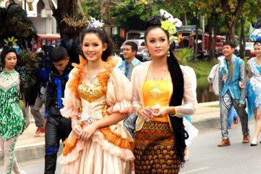 2013 'te ChiangMai Çiçek Festivali' nde Taylandlılar geçit töreninde