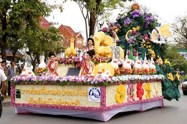 Gente tailandesa en el desfile en ChiangMai Flower Festival 2013 —  Fotos de Stock