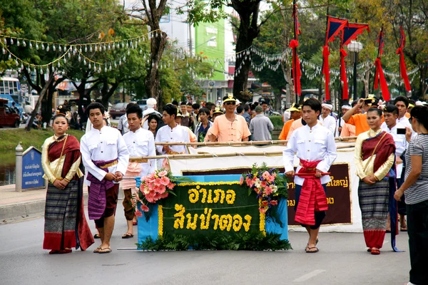 Tailandês no desfile em ChiangMai Flower Festival 2013 — Fotografia de Stock