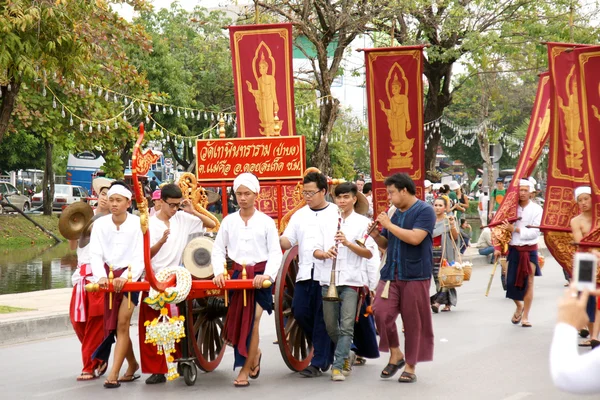 Gente tailandesa en el desfile en ChiangMai Flower Festival 2013 — Foto de Stock