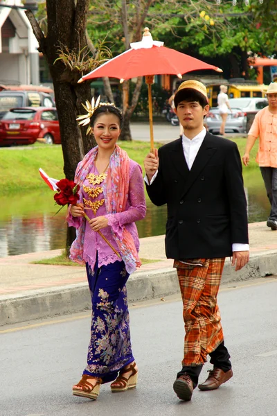 Thai emberek a felvonuláson ChiangMai Virágfesztivál 2013 — Stock Fotó