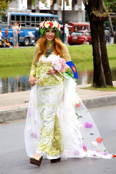 Peuple thaïlandais sur le défilé à ChiangMai Flower Festival 2013 — Photo