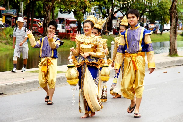 Peuple thaïlandais sur le défilé à ChiangMai Flower Festival 2013 — Photo