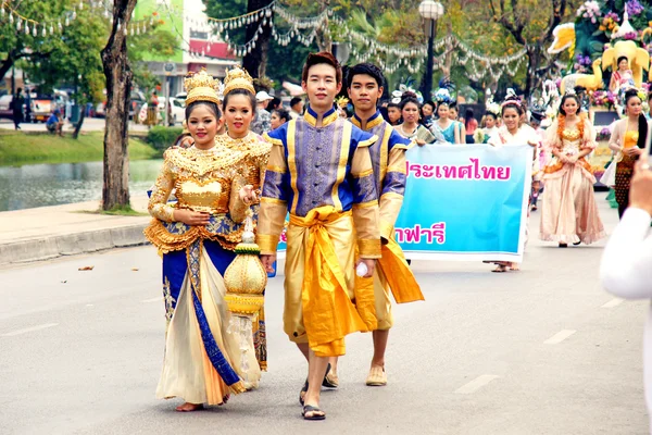 Thailänder auf der Parade beim Chiangmai-Blumenfest 2013 — Stockfoto