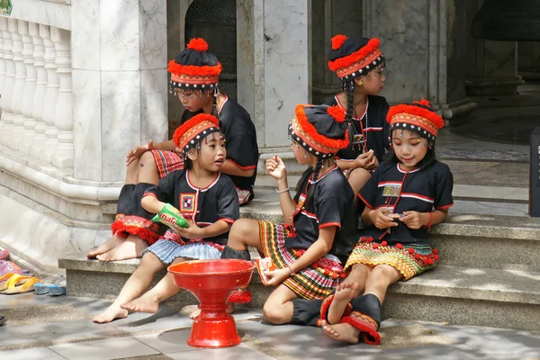 Niños no identificados de la tribu Hill se relajan del espectáculo de danza para donar en el Templo Doi Suthep, Chiangmai, al norte de Tailandia . —  Fotos de Stock