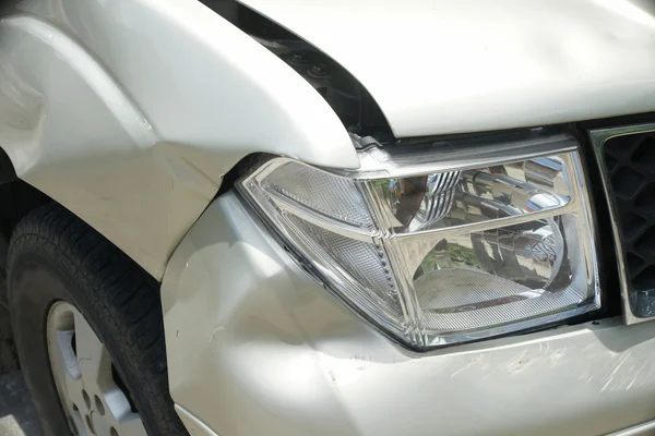 A dent on the right front of a pickup truck (damage from crash) — Stock Photo, Image