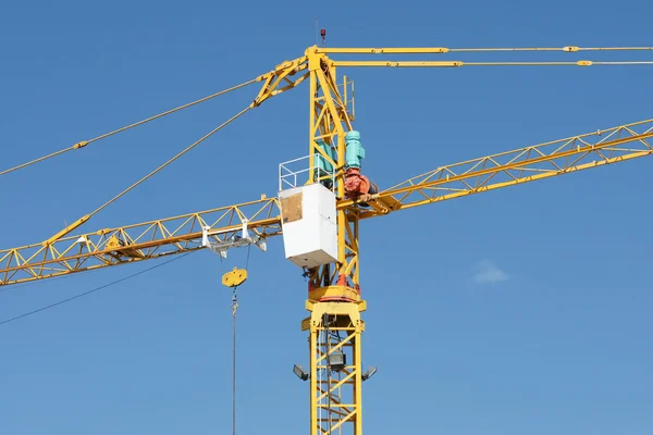 Yellow Industrial crane and blue sky on construction site — 스톡 사진