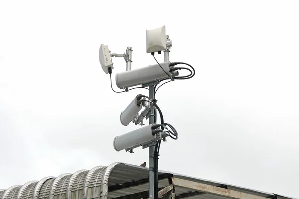 Antenas de sistemas celulares móveis com repetidor de ponto quente wifi — Fotografia de Stock