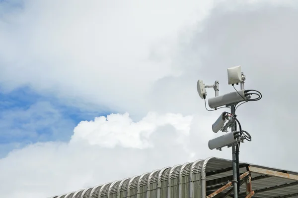 Anteny stacji mobilnych systemów komórkowych z wifi hot spot donosiciel — Zdjęcie stockowe