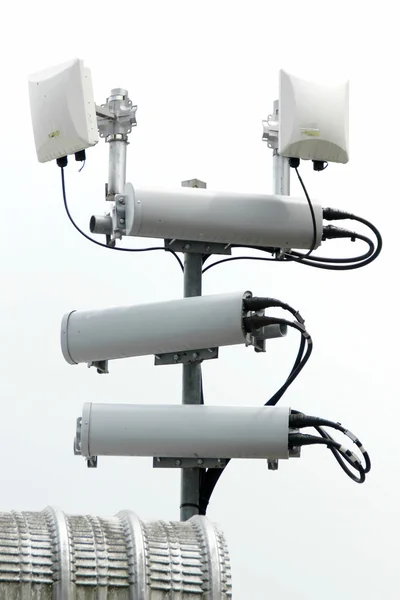 Anteny stacji mobilnych systemów komórkowych z wifi hot spot donosiciel — Zdjęcie stockowe