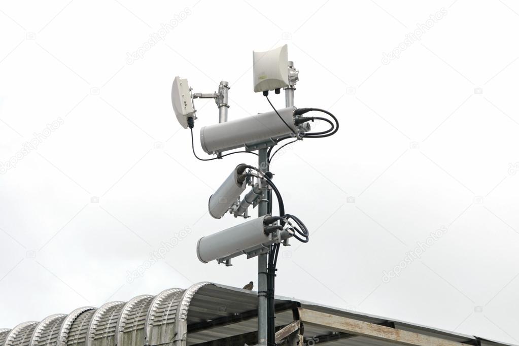Antennas of mobile cellular systems with wifi hot spot repeater