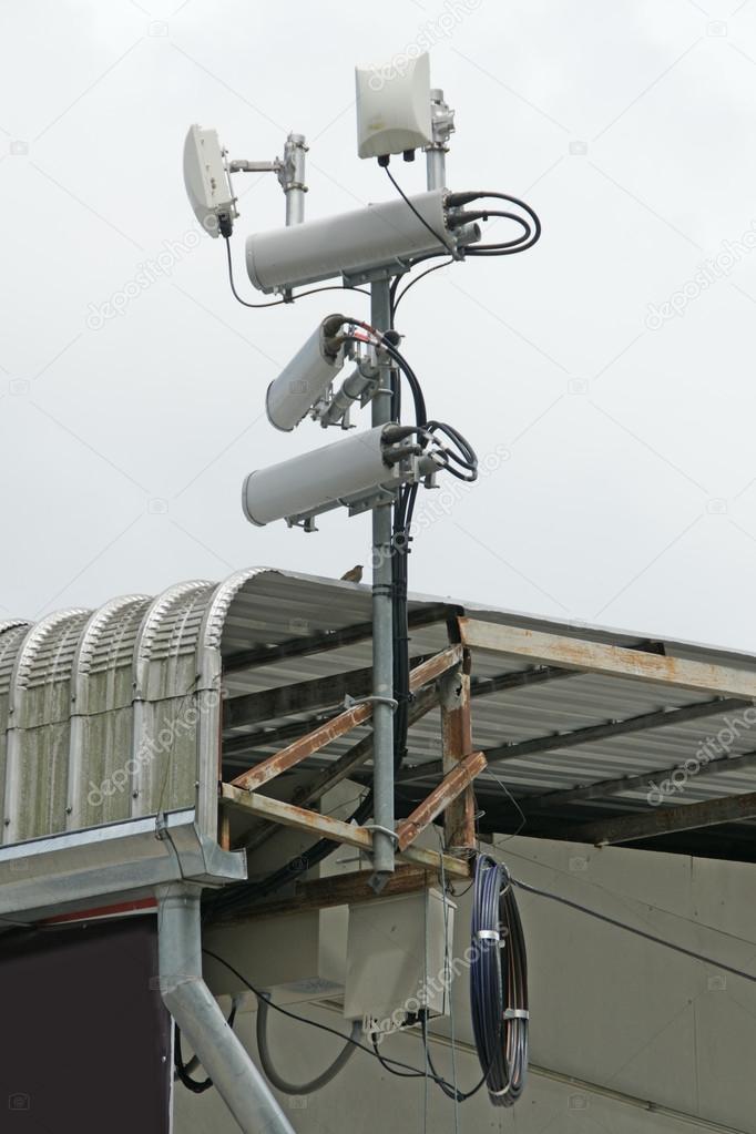 Antennas of mobile cellular systems with wifi hot spot repeater