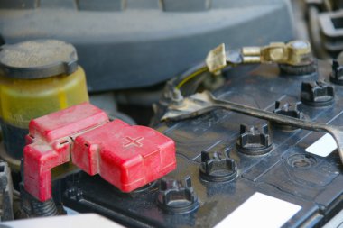 Kirli araba aküsü ile kırmızı pozitif polarite otomatik konsepti için