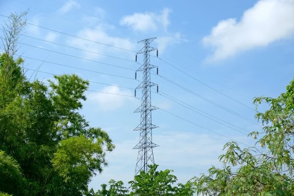 Poste de alta tensión o torre de línea de transmisión de energía y cielo azul —  Fotos de Stock