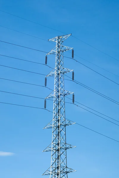 Vysoké napětí post nebo energie přenosové linky věž a modrá obloha — Stock fotografie
