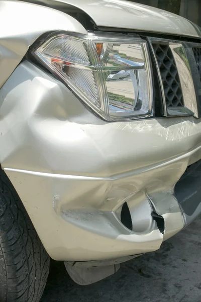 Una abolladura en la parte delantera izquierda de una camioneta (daños por accidente de choque ) — Foto de Stock