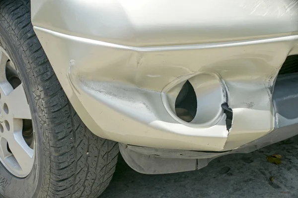 A dent on the left front of a pickup truck (damage from crash accident) — Stock Photo, Image