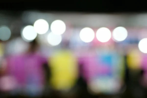 Imagen desenfocada y borrosa de personas en el parque de atracciones por la noche — Foto de Stock