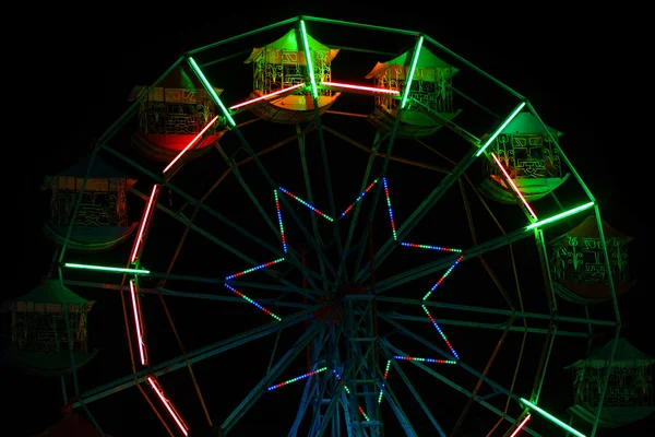 Roda gigante colorida no parque de diversões da noite — Fotografia de Stock