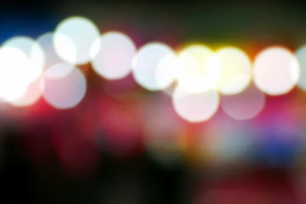 Intreepupil en wazig beeld van mensen bij pretpark bij nacht — Stockfoto