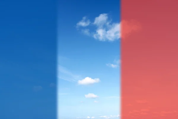 Hermosas nubes de verano en el cielo azul con la bandera de Francia para el concepto "Rezar por París" — Foto de Stock