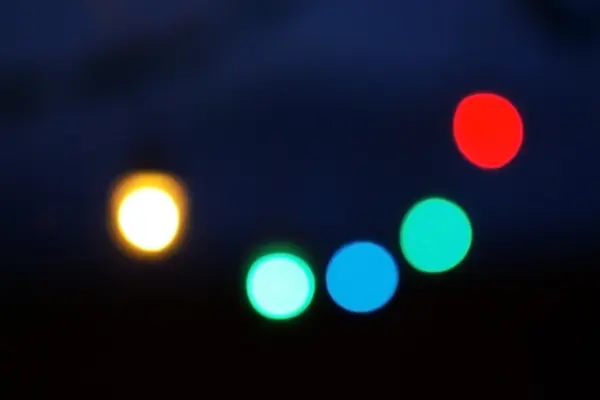Kleurrijke christmas lights bokeh achtergrond wazig — Stockfoto