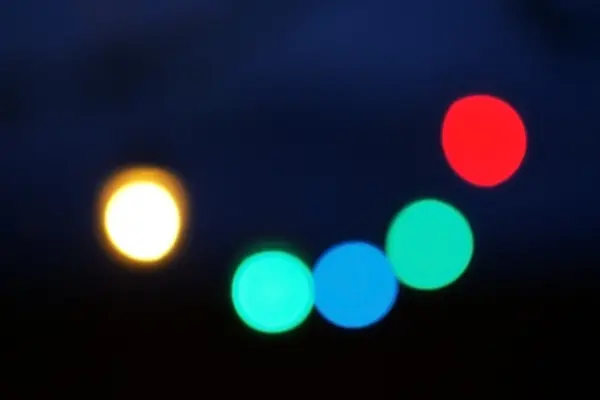 Kleurrijke christmas lights bokeh achtergrond wazig — Stockfoto