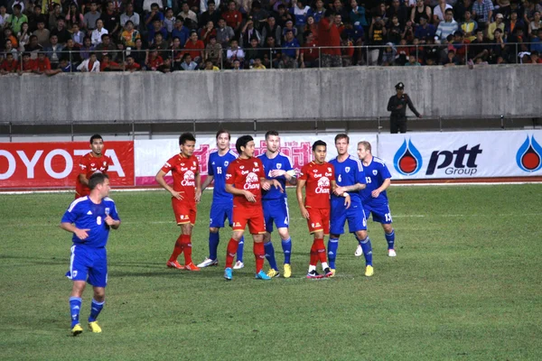 CHIANGMAI THAILAND-JANUARY 19,2013:The 42nd King's cup international football match between Thailand and Finland at 700th Anniversary Stadium in Chiangmai,Thailand. Finland defeat Thailand 3-1 to win. — Zdjęcie stockowe