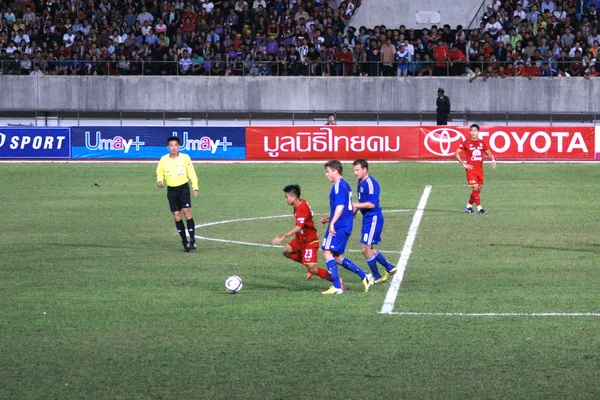 CHIANGMAI THAILAND-JANUARY 19,2013:The 42nd King's cup international football match between Thailand and Finland at 700th Anniversary Stadium in Chiangmai,Thailand. Finland defeat Thailand 3-1 to win. — Zdjęcie stockowe